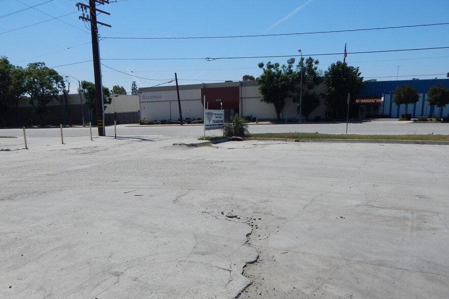More Photos Of 13643-13649 Rosecrans Ave, Santa Fe Springs Warehouse For Lease