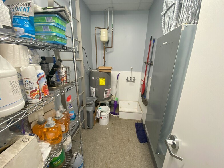 More Photos Of 961 Michael Dr, Chesapeake Warehouse For Sale