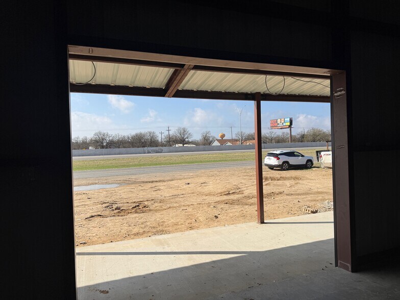 More Photos Of 506 S Access Rd, Clyde Flex For Lease