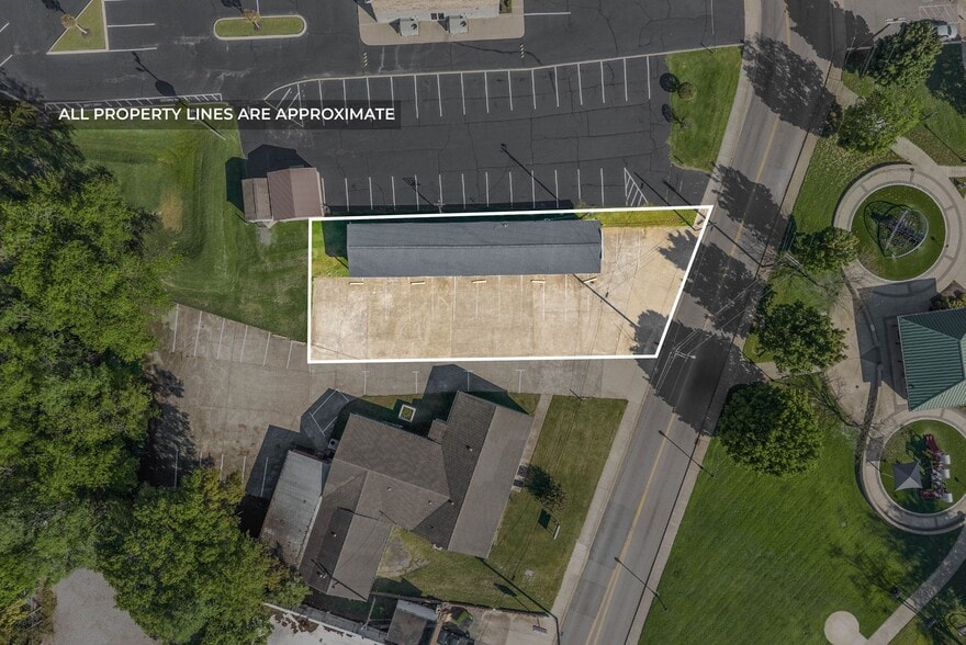 More Photos Of 124 10th St, Clarksville Flex For Sale