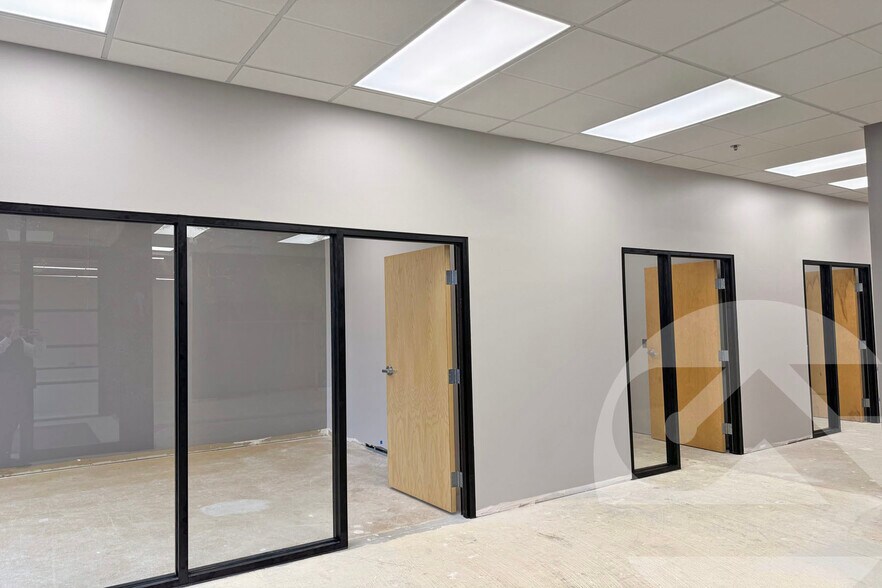 More Photos Of 39340 Country Club Dr, Farmington Hills Light Manufacturing For Lease