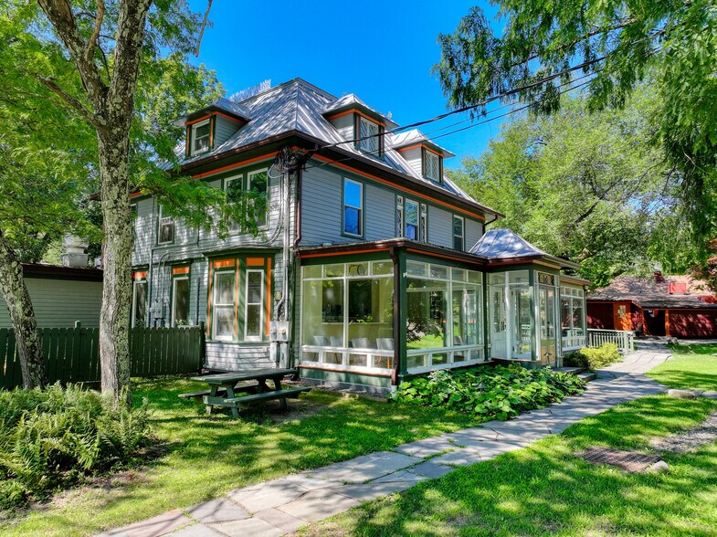 More Photos Of 279 Tinker St, Woodstock Theater Concert Hall For Sale