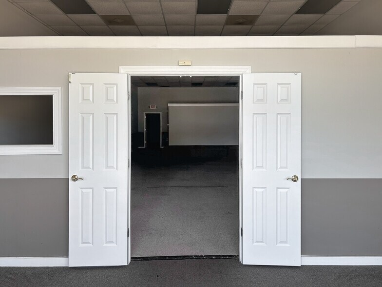 More Photos Of 38 W De Renne Ave, Savannah Storefront Retail Office For Sale