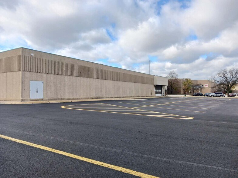More Photos Of 2 Orland Square Dr, Orland Park General Retail For Sale