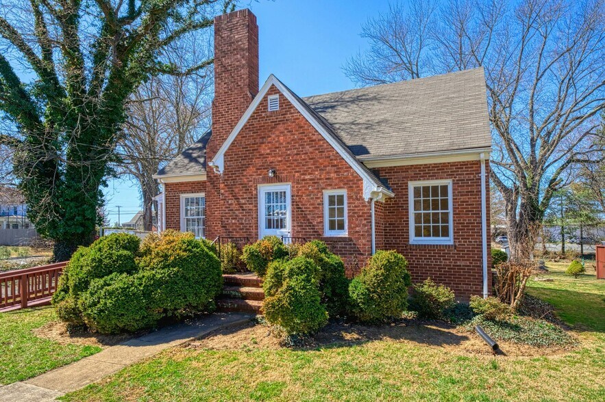 More Photos Of 121 N Hatcher Ave, Purcellville Office For Sale