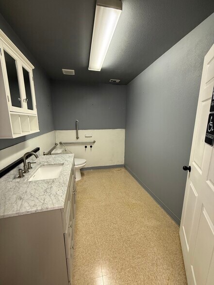 More Photos Of 2215 W Bender Blvd, Hobbs Warehouse For Lease