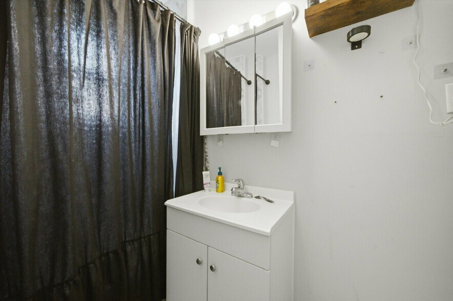More Photos Of 905 W Fletcher St, Chicago Apartments For Sale