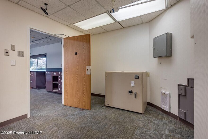 More Photos Of 14 N Main St, Plains Bank For Lease