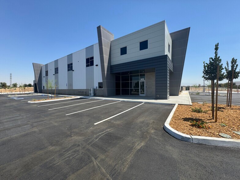 More Photos Of 3650 Gulfstream Lane, Bakersfield Warehouse For Lease