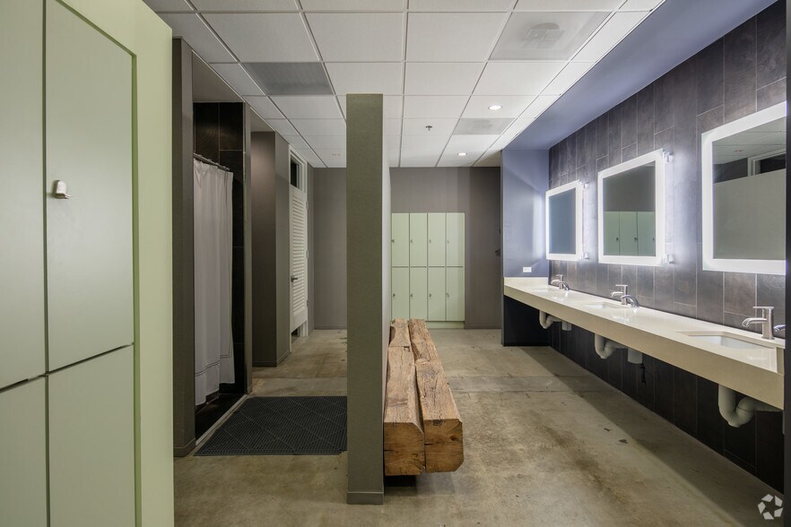 More Photos Of 2 Ravinia Dr, Atlanta Office For Lease