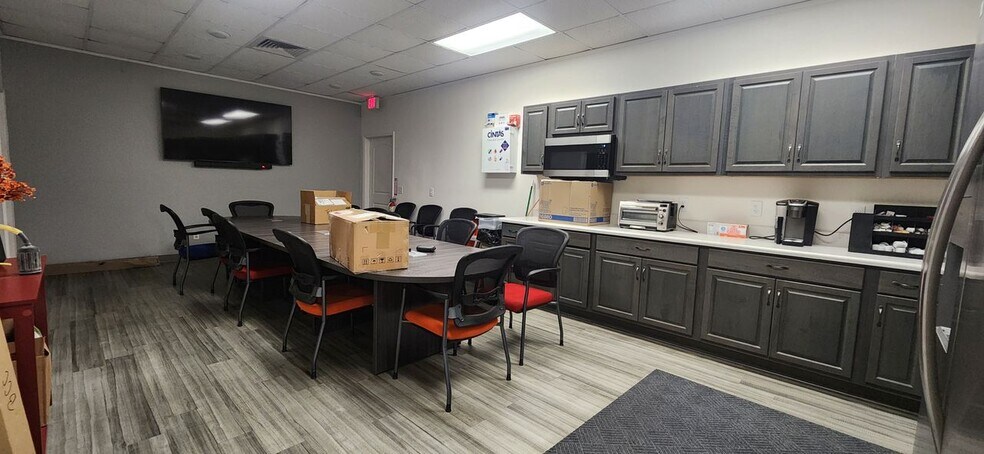 More Photos Of 7810 Sears Blvd, Pensacola Warehouse For Lease