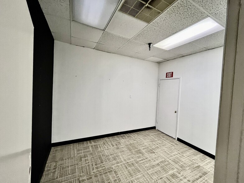 More Photos Of 1712 N Frazier St, Conroe Unknown For Sale
