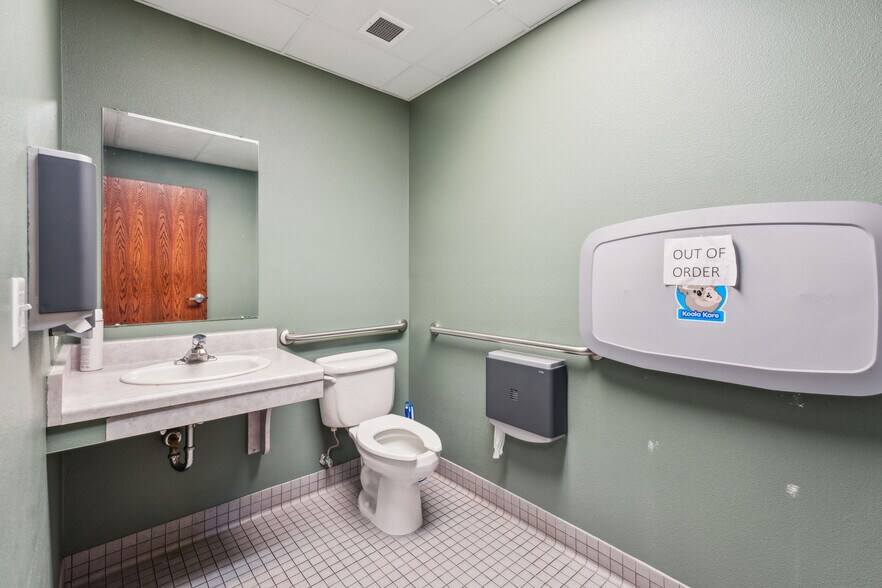 More Photos Of 952 S Park Ave, Fond Du Lac Medical For Sale