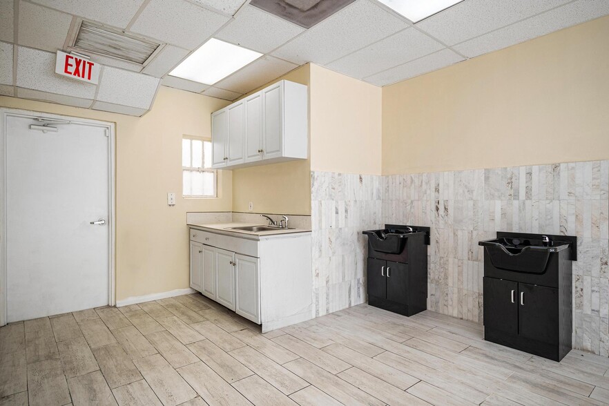 More Photos Of 16978-16990 NE 19th Ave, North Miami Beach Storefront Retail Office For Lease