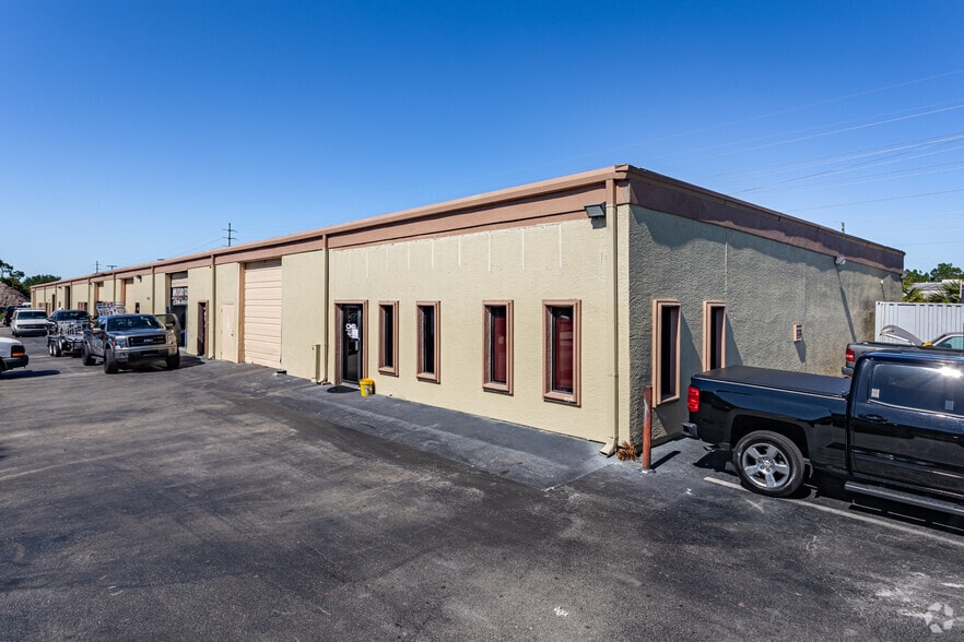 More Photos Of 1429 Don St, Naples Warehouse For Lease