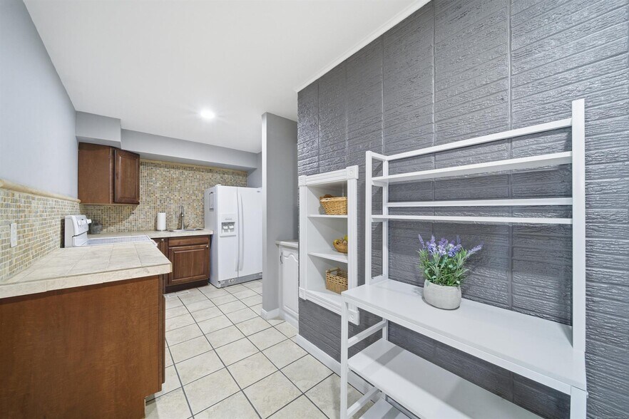 More Photos Of 1718 W Broadway St, Collinsville Office Residential For Sale