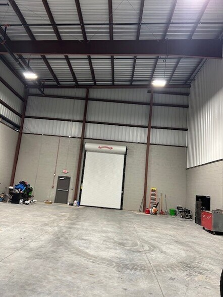 More Photos Of 4200 31st St N, Saint Petersburg Warehouse For Lease