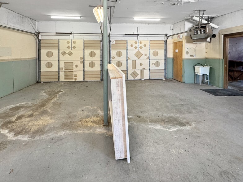 More Photos Of 129 E 5th St, Washington Showroom For Sale