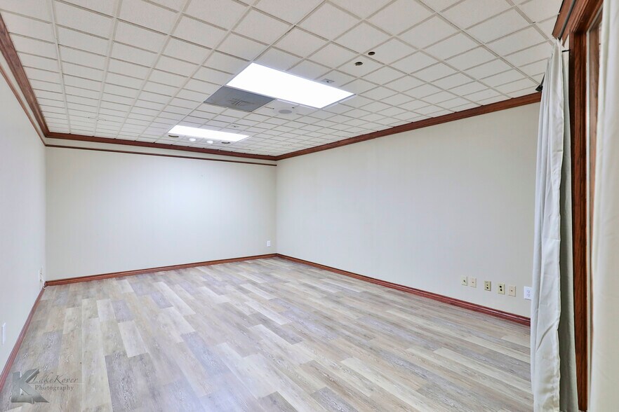More Photos Of 318 Cedar St, Abilene Storefront Retail Office For Sale