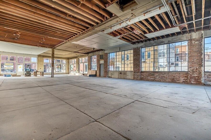 More Photos Of 1084 Iowa St, Dubuque Light Manufacturing For Lease