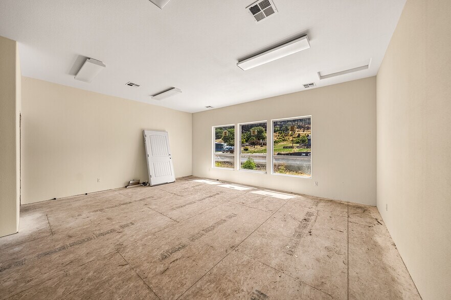 More Photos Of 209 S Old Pacific Hwy, Myrtle Creek Office For Sale