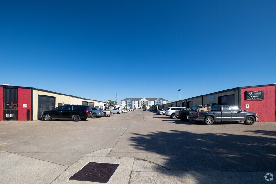 More Photos Of 9125 Airport Blvd, Houston Warehouse For Lease