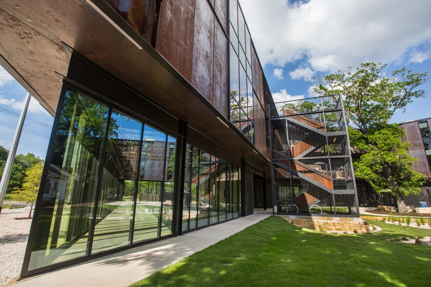 More Photos Of 1141 Shady Ln, Austin Office For Lease