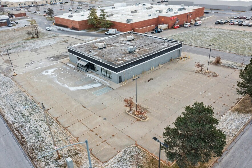 More Photos Of 1101 E Army Post Rd, Des Moines Freestanding For Sale