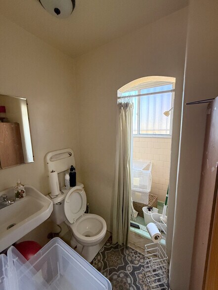 More Photos Of 14540 Sylvan St, Van Nuys Office For Sale