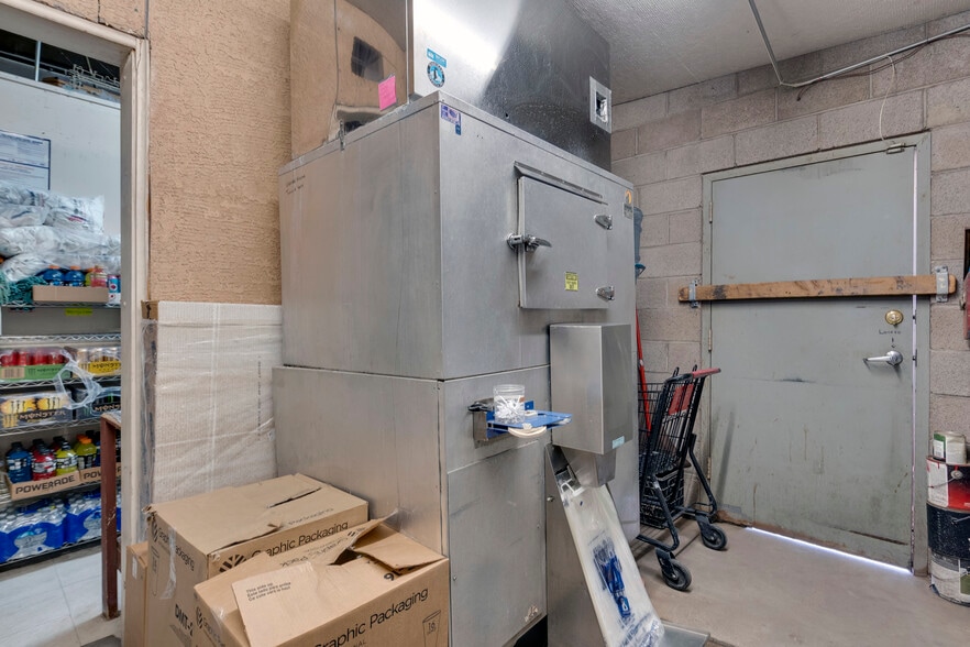 More Photos Of 404 Navajo Blvd, Holbrook Service Station For Sale