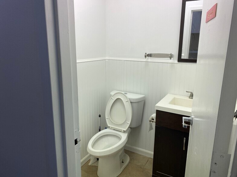 More Photos Of 3014-3016 Colvin St, Alexandria Flex For Sale