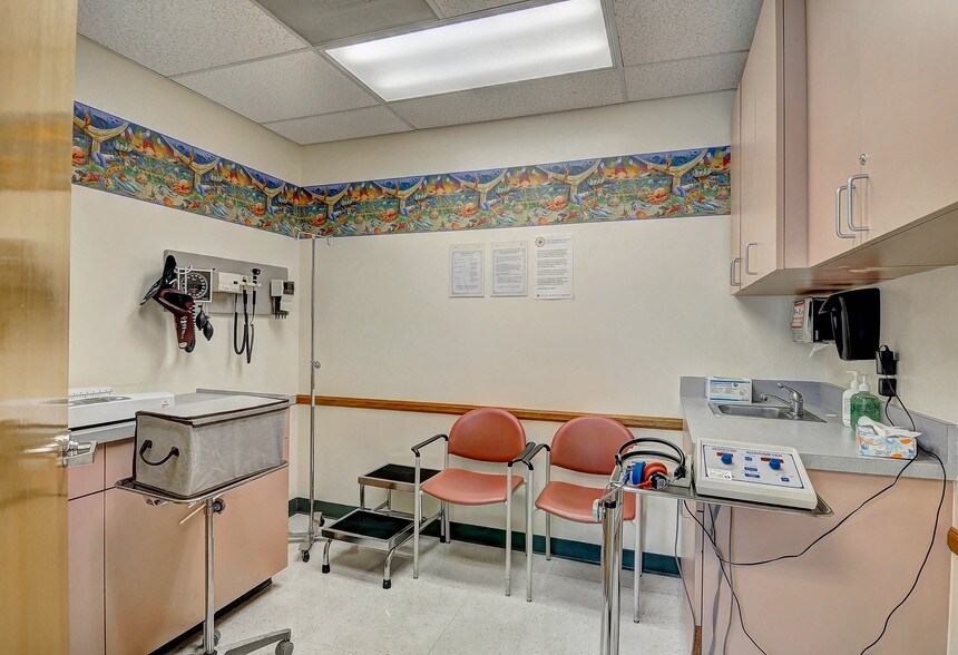 More Photos Of 17909 Soledad Canyon Rd, Santa Clarita Medical For Lease