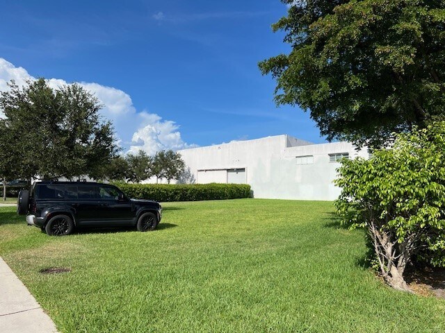 More Photos Of 912-915 S Dixie Hwy E, Pompano Beach, Pompano Beach Manufacturing For Lease