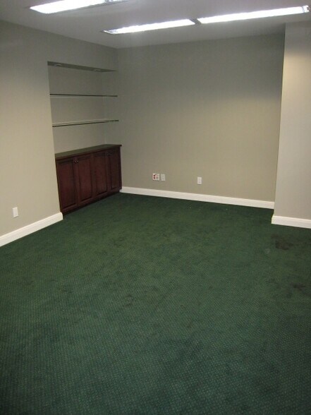 More Photos Of 1538 Foster St, White Rock Office For Lease