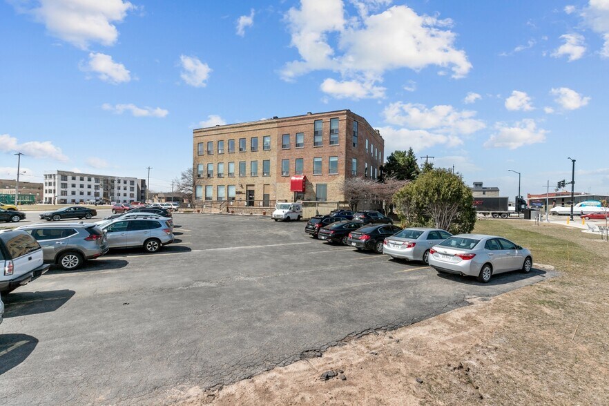 More Photos Of 600 S Main St, Oshkosh Office For Lease
