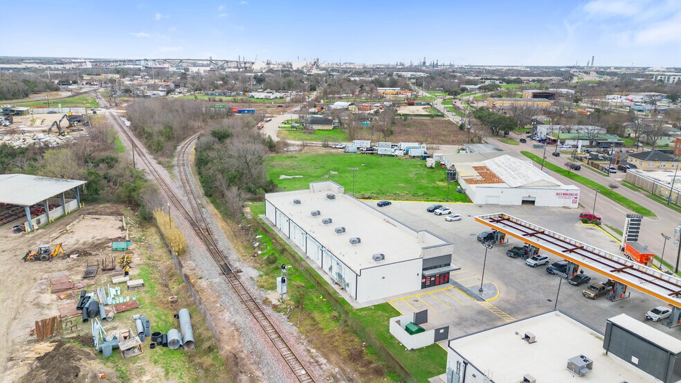 More Photos Of 7241 Lawndale St, Houston Storefront For Lease