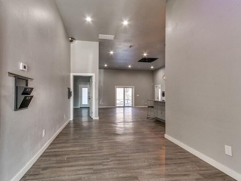 More Photos Of 3875 E Waterloo Rd, Edmond Warehouse For Lease