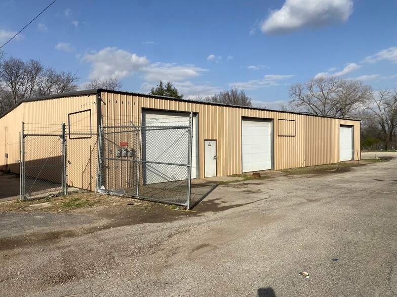 More Photos Of 2463-2517 S Riverside Dr, Fort Worth Industrial For Sale