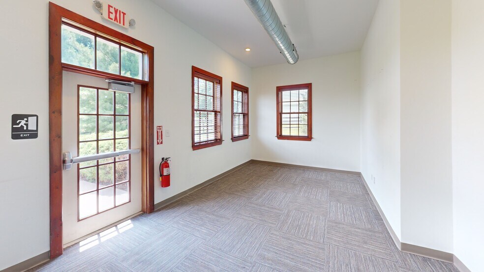 More Photos Of 390 Vineyard Way, West Grove Office For Lease
