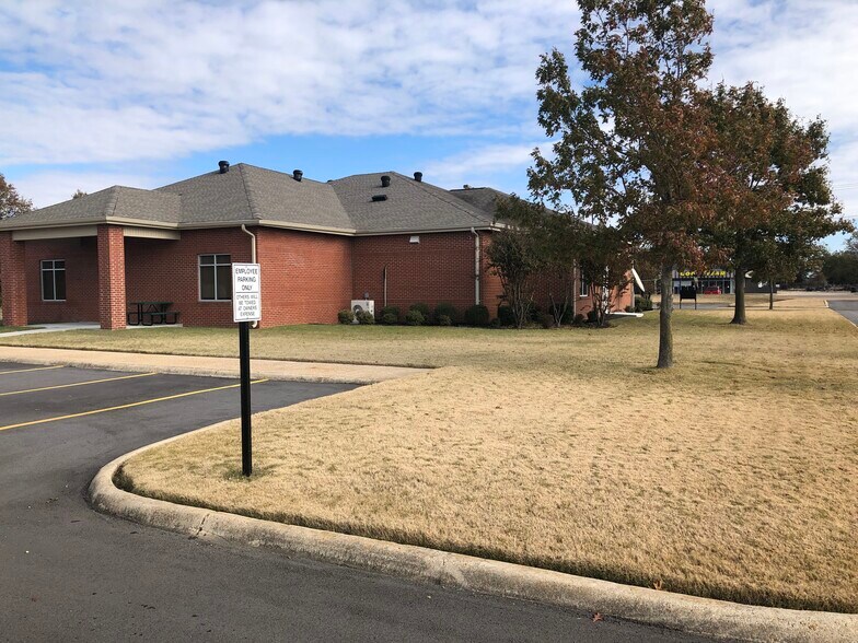 More Photos Of 1403 S Division St, Blytheville Office For Sale