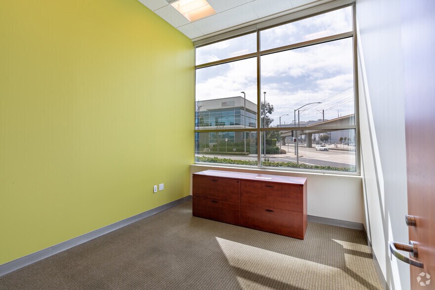 More Photos Of 880 Parkview Dr N, El Segundo Office For Sale