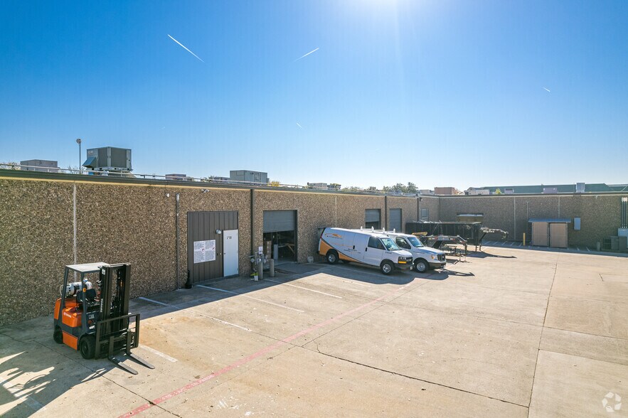 More Photos Of 3704-3732 Arapaho Rd, Addison Unknown For Lease