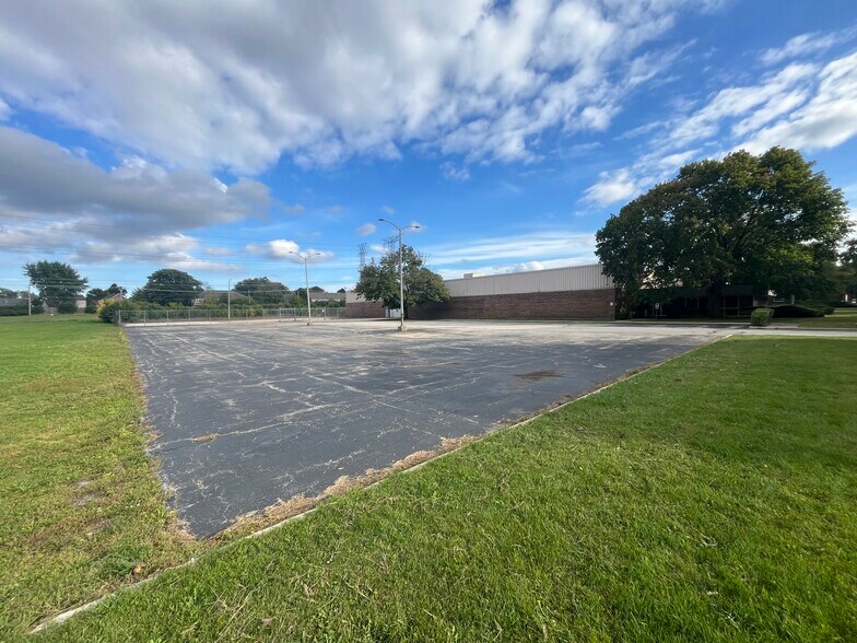 More Photos Of 333 W Washington Blvd, Mundelein Manufacturing For Sale