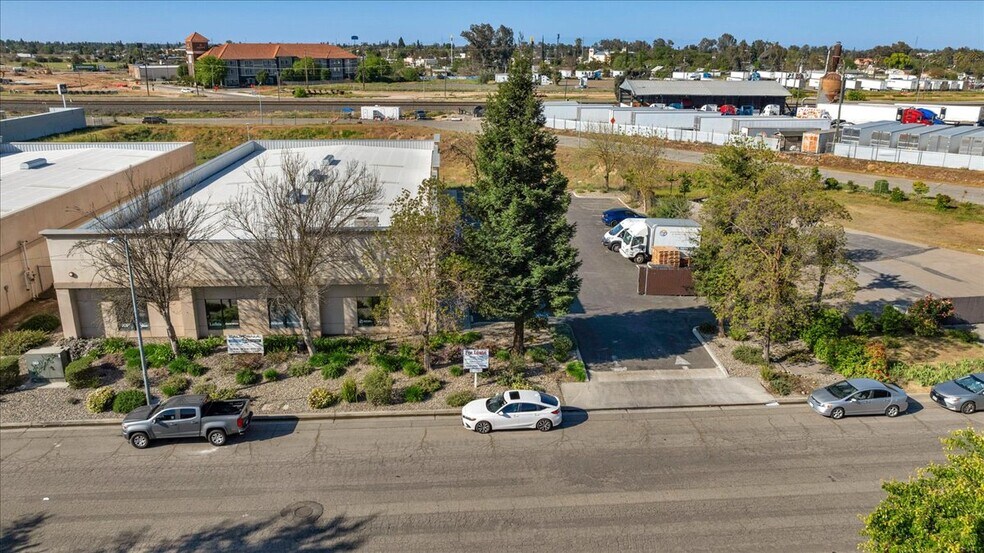More Photos Of 4753 W Jennifer Ave, Fresno Warehouse For Lease