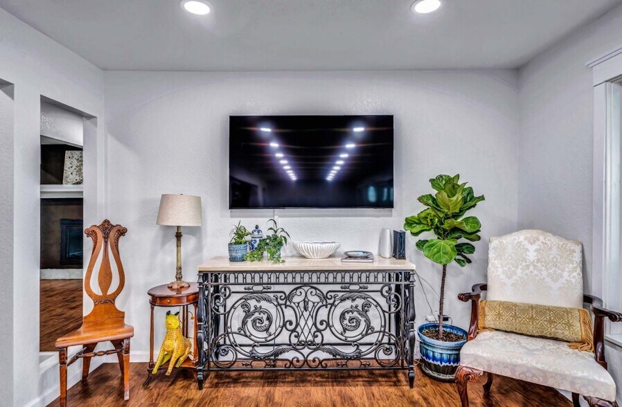 More Photos Of 208 Valley View Dr, Kerrville Lodge Meeting Hall For Sale