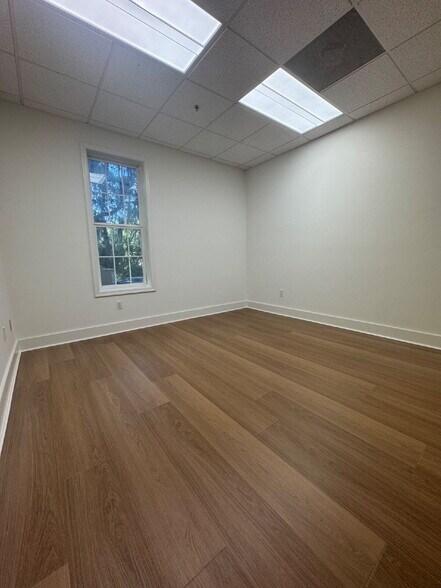 More Photos Of 10 Plantation Park Dr, Bluffton Office For Lease