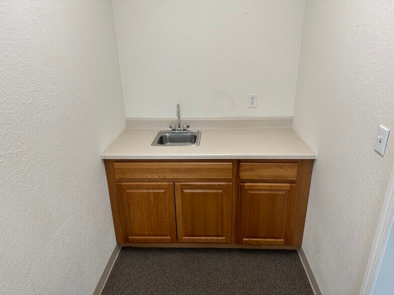 More Photos Of 8390 W Gage Blvd, Kennewick Office For Lease