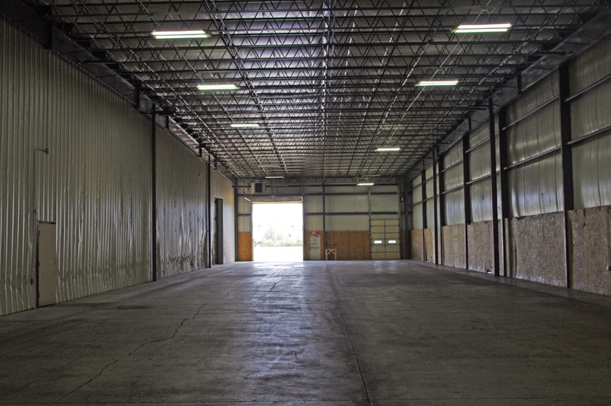 More Photos Of 2602 W Randolph St, Vandalia Distribution For Lease
