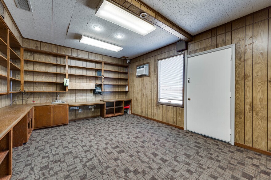 More Photos Of 1005 Austin St, Midland Storefront For Sale