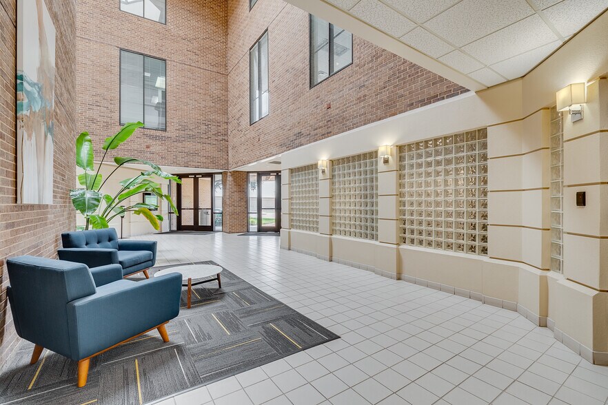 More Photos Of 3301 Airport Fwy, Bedford Office For Lease